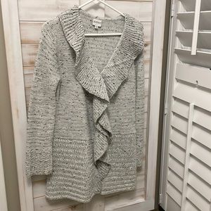 Black, white and gray cardigan with 3 fastening hooks